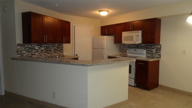 9999 Summerbreeze Dr, Unit 1007 in Sunrise, FL - Building Photo - Building Photo