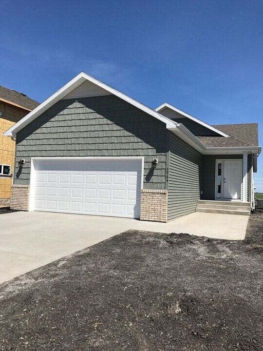 5964 58th St S in Fargo, ND - Building Photo