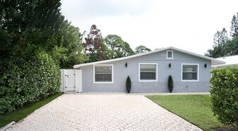 403 Pinegrove Ave in Jupiter, FL - Building Photo