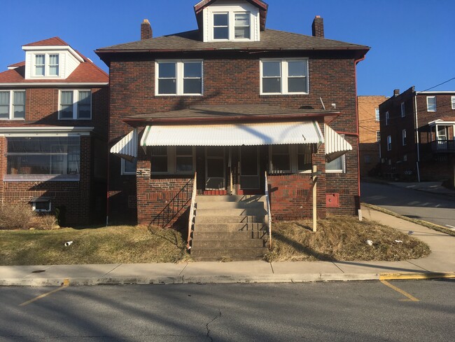 433 Jackson Ave in Vandergrift, PA - Building Photo - Building Photo