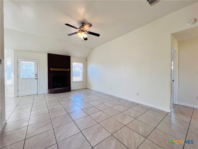 1704 Boydstun Loop in Killeen, TX - Foto de edificio - Building Photo