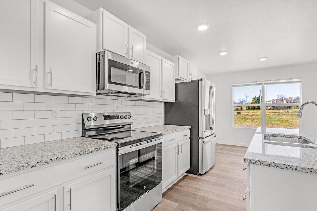 806 S Lambert Cir in Willard, MO - Building Photo