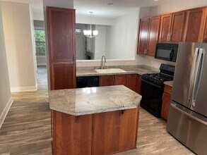 1935 NE 50th Way, Unit 1 in Hillsboro, OR - Foto de edificio - Building Photo