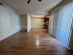 10610 S 48th St in Phoenix, AZ - Foto de edificio - Building Photo