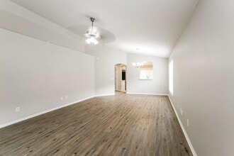 405 Pine Pointe Ct in Seffner, FL - Building Photo - Building Photo