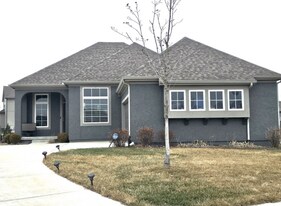 7912 W 166th Pl in Overland Park, KS - Building Photo