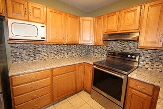 44 Rosemary Ln in Newington, CT - Building Photo - Building Photo