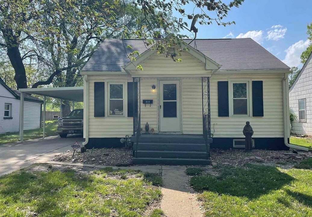 819 NE Michigan Ave in Topeka, KS - Building Photo