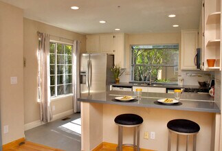 444 San Antonio Road in Palo Alto, CA - Foto de edificio - Building Photo