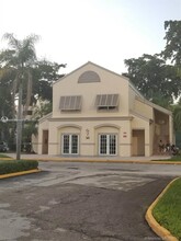 8343 Lake Dr in Doral, FL - Building Photo - Building Photo