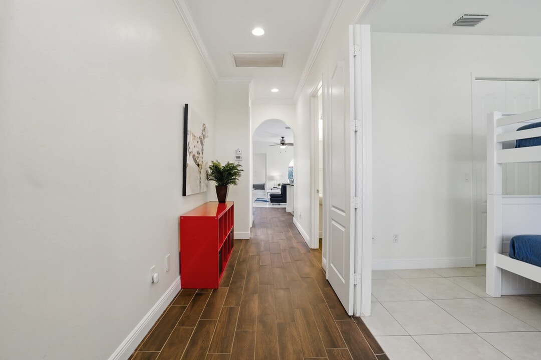 555 93rd Ave N in Naples, FL - Building Photo