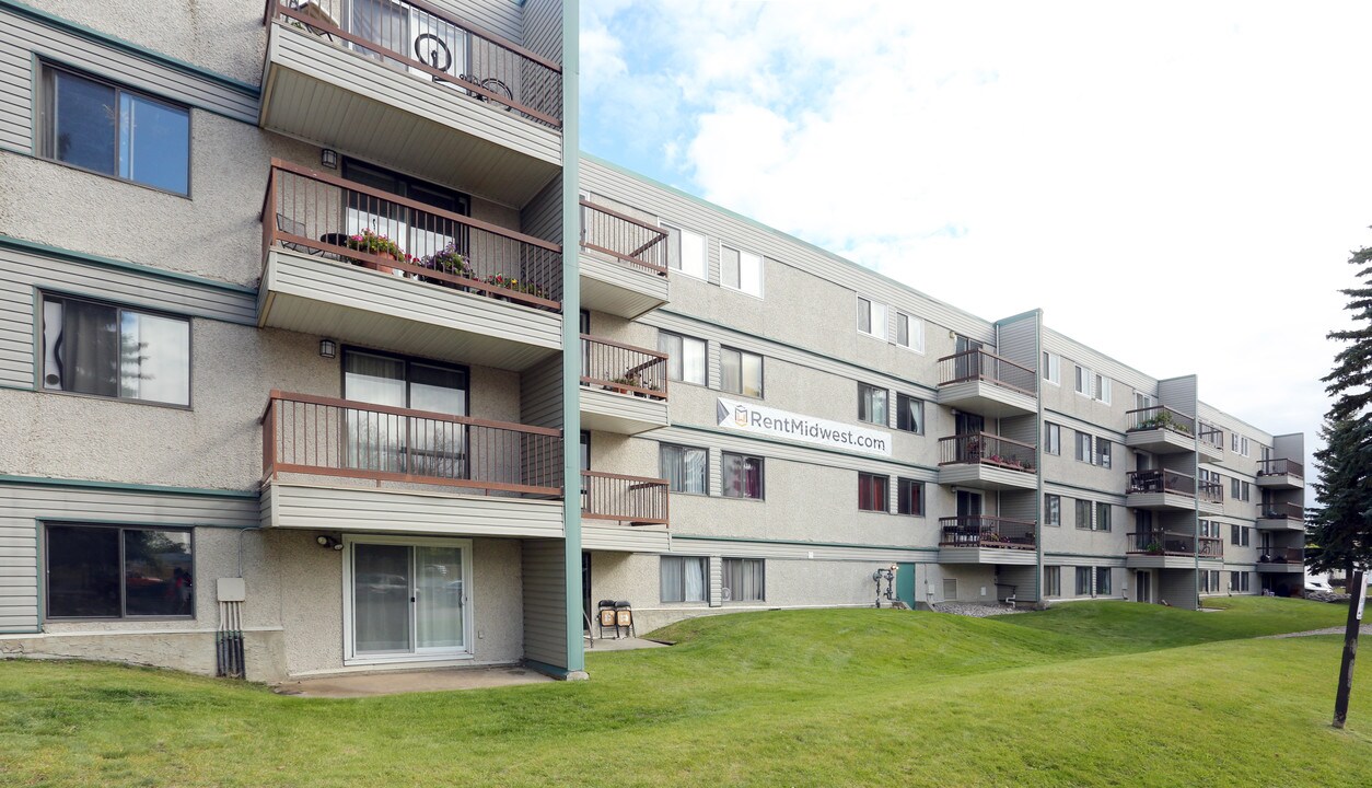 Harrow Court in Edmonton, AB - Building Photo