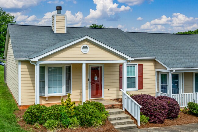 Charlestowne Village in Greensboro, NC - Foto de edificio - Building Photo