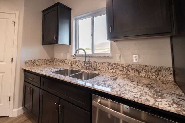 814 N Palm St in Woodlake, CA - Building Photo - Building Photo