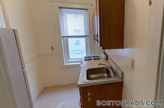 137 Park Dr, Unit 3 in Boston, MA - Building Photo - Building Photo