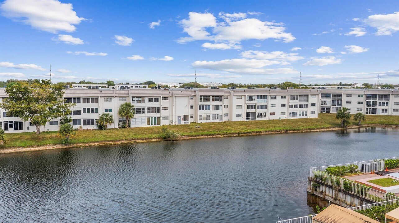 8130 Sunrise Lakes Blvd, Unit 8130 in Sunrise, FL - Building Photo