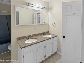 9804 Spring Pointe Ct in Louisville, KY - Building Photo - Building Photo