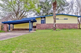 4600 Lakeshore Dr in Port Arthur, TX - Building Photo