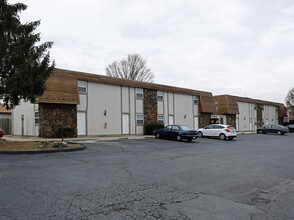 Cedar Knoll in Springfield, MO - Foto de edificio - Building Photo