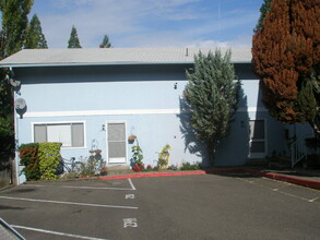 2348 W Crestview Ave in Roseburg, OR - Building Photo - Building Photo