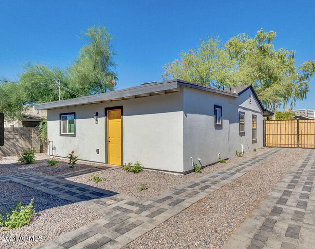 1909 E Cypress St in Phoenix, AZ - Foto de edificio - Building Photo