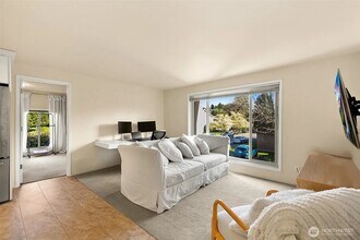 11008 NE 68th St, Unit #721 in Kirkland, WA - Building Photo - Building Photo
