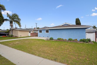 2408 Stearnlee Ave in Long Beach, CA - Building Photo - Building Photo