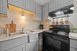 Cardinal Village Apartments in Jacksonville, NC - Foto de edificio - Building Photo