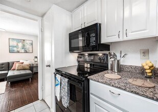 8003 Woodway Dr-Unit -107 in Houston, TX - Building Photo - Building Photo