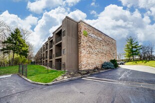 Campus View Apartments in Toledo, OH - Building Photo