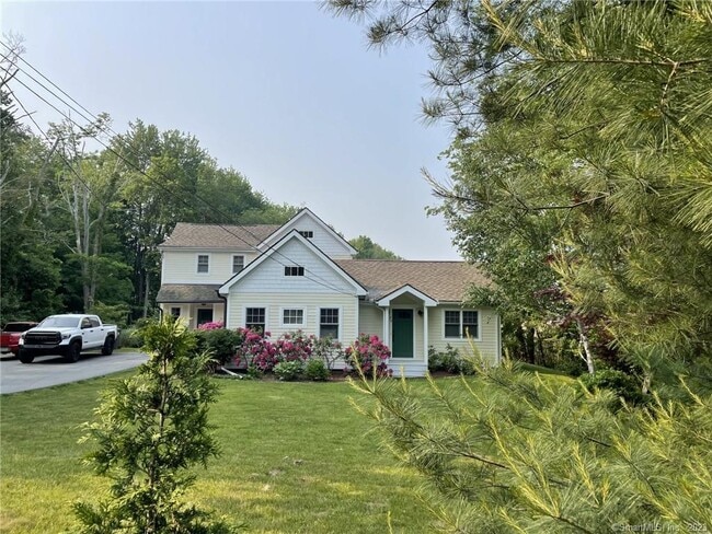90 Boston Post Rd in Madison, CT - Building Photo - Building Photo