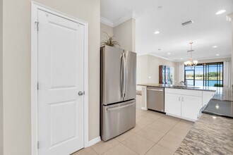 9385 Pocida Ct in Naples, FL - Foto de edificio - Building Photo