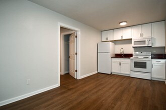 5094 J E L Dr in Long Beach, MS - Foto de edificio - Building Photo