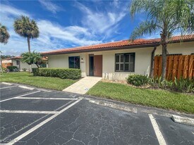 1426 Park Shore Cir in Ft. Myers, FL - Building Photo