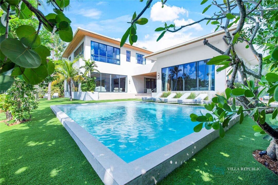 1200 NE 87th St in Miami, FL - Building Photo