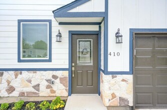 410 N 4th St in Beasley, TX - Foto de edificio - Building Photo