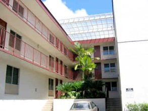 University Palms in Hilo, HI - Foto de edificio - Building Photo