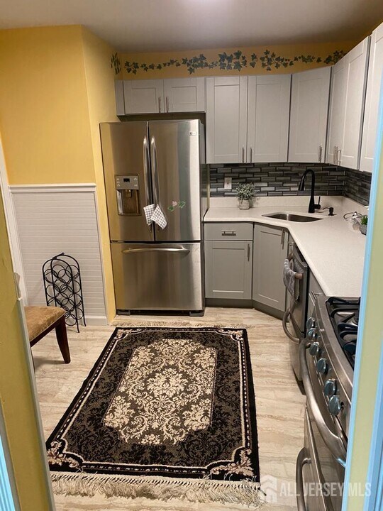 429 College Dr in Edison, NJ - Building Photo