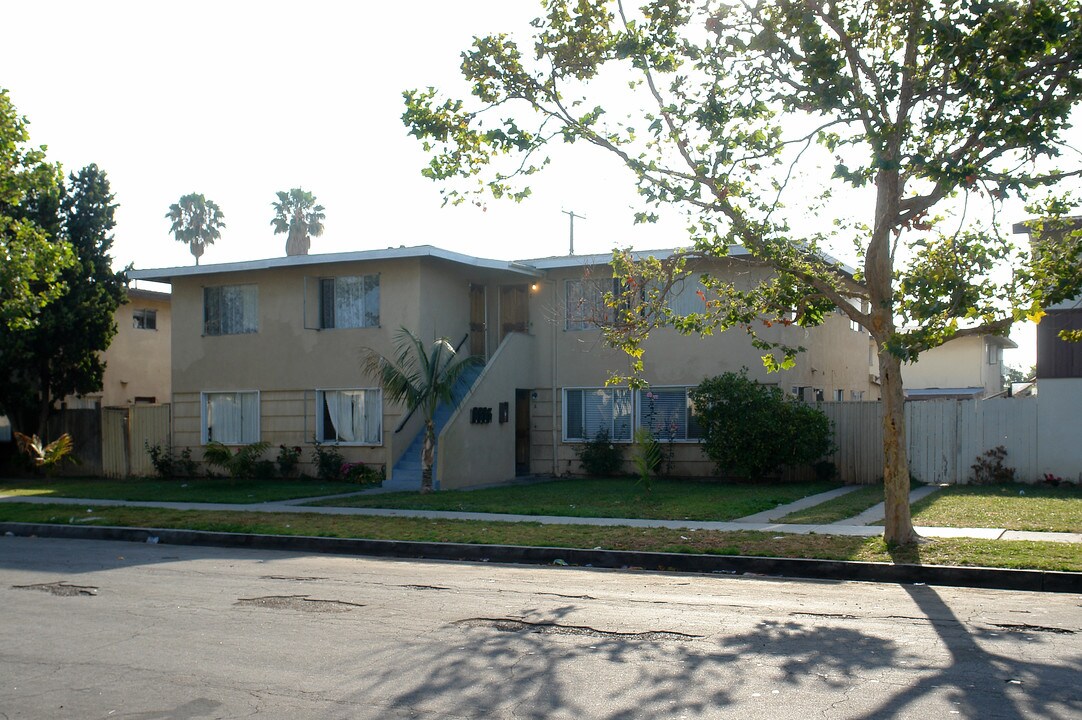 2601 S Baker St in Santa Ana, CA - Foto de edificio