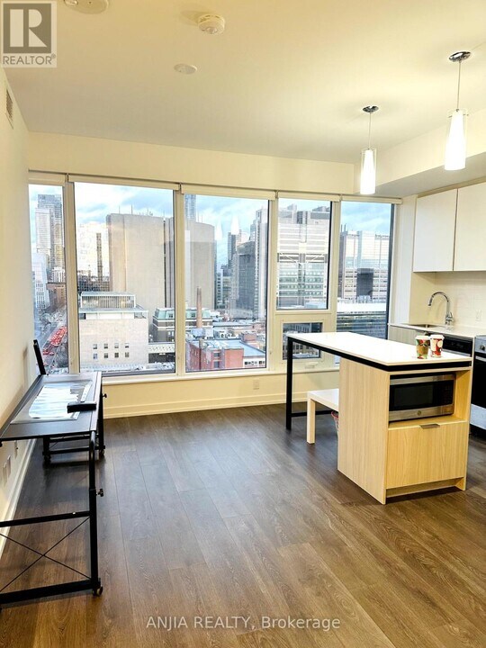 203-1203 College St in Toronto, ON - Building Photo