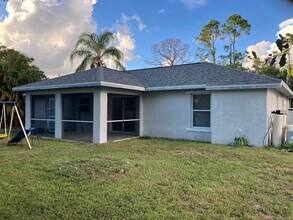 4185 Simkins Ave in North Port, FL - Foto de edificio - Building Photo