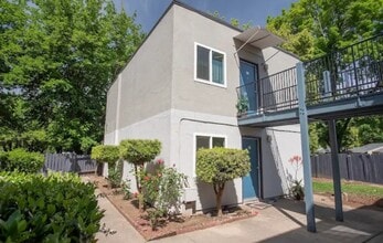 1895 Benton Dr in Redding, CA - Building Photo - Building Photo