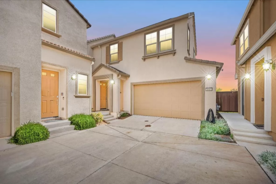 8883 Solo Wy in Elk Grove, CA - Building Photo