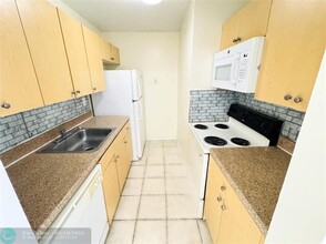 1101 Benoist Farms Rd in West Palm Beach, FL - Foto de edificio - Building Photo