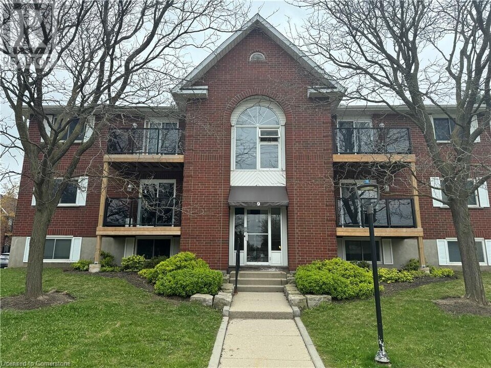565 Greenfield Ave in Kitchener, ON - Building Photo