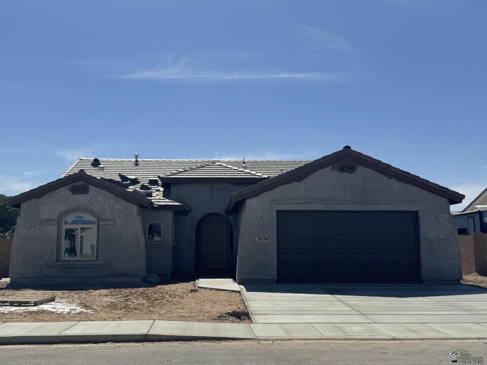 3674 S 34th Dr in Yuma, AZ - Building Photo