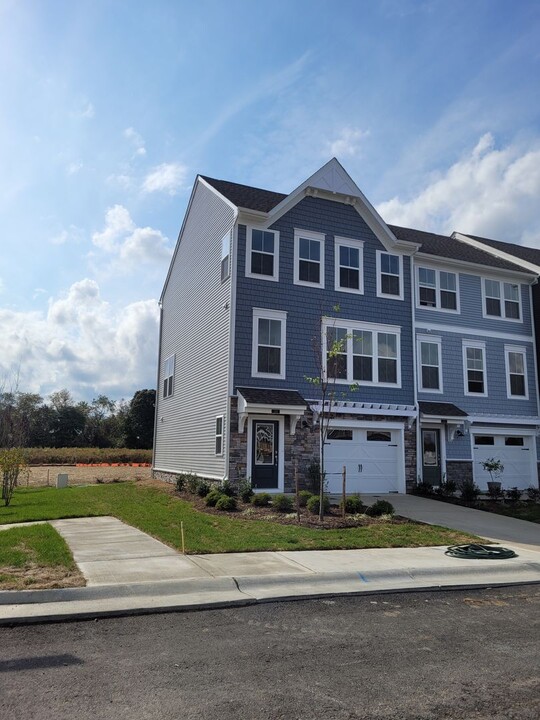 220 Bulkhead Pl in Williamsburg, VA - Building Photo