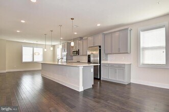 44858 Tiverton Sq in Ashburn, VA - Foto de edificio - Building Photo