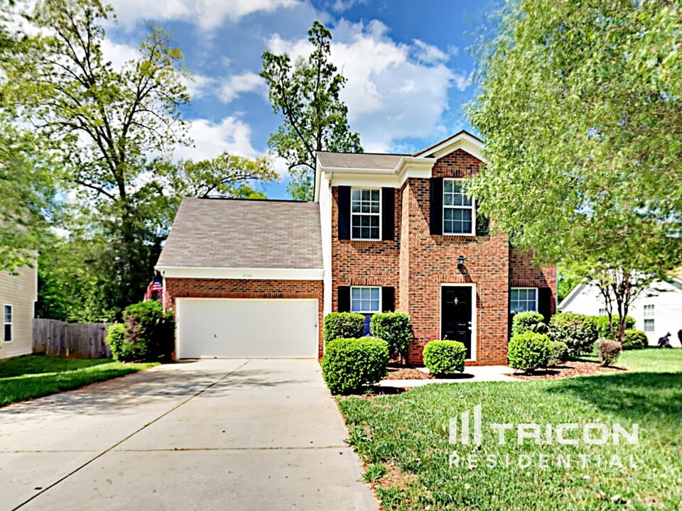 9737 Aviary Hill Way-Unit -301 in Charlotte, NC - Foto de edificio