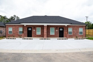 200 N Main St in Benton, AR - Foto de edificio - Building Photo